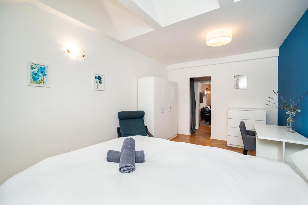 Central, Spacious, Modern 5 Bedrm Duplex W/Balcony ปราก ภายนอก รูปภาพ