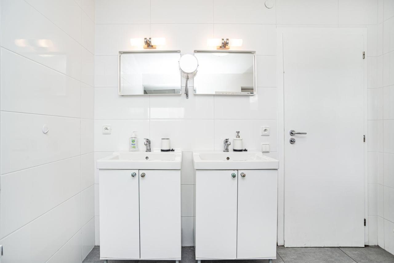 Central, Spacious, Modern 5 Bedrm Duplex W/Balcony ปราก ภายนอก รูปภาพ